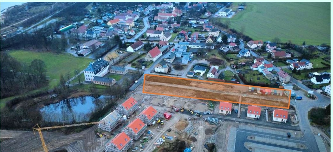 Luftbild mit orange markiertem Ferienhaus-Areal
